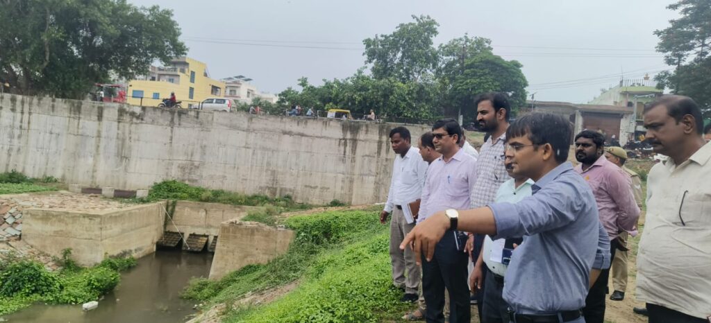 DM सत्येंद्र कुमार ने बाढ़ से संभावित क्षेत्रों का किया निरीक्षण, दिए राहत और बचाव के कड़े निर्देश DM
