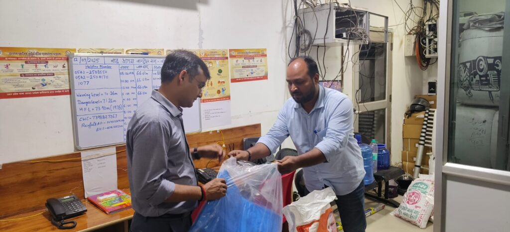 जिलाधिकारी सत्येन्द्र कुमार ने किया Flood Control Room का निरीक्षण, दिए त्वरित कार्रवाई के निर्देश Flood Control Room