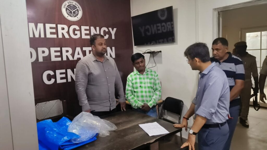 जिलाधिकारी सत्येन्द्र कुमार ने किया Flood Control Room का निरीक्षण, दिए त्वरित कार्रवाई के निर्देश Flood Control Room