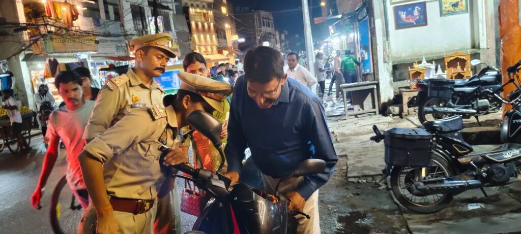 Police Checking : थाना प्रभारी की अगुवाई में पैदल गश्त और सघन चेकिंग अभियान, असामाजिक तत्वों में मचा हड़कंप Police Checking