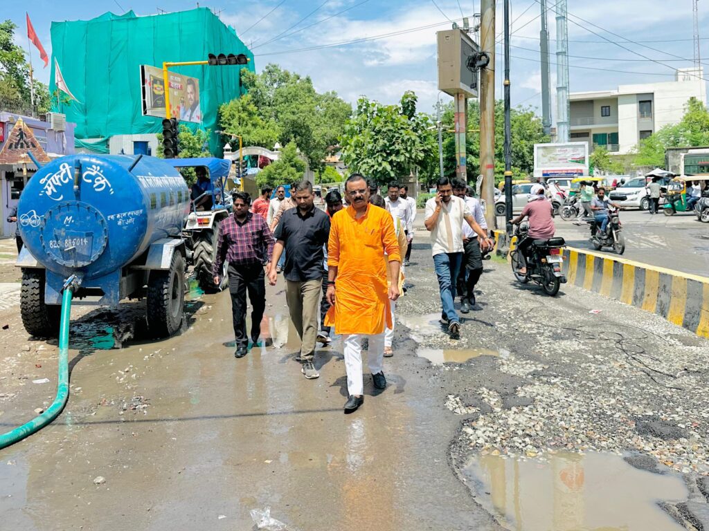 रवींद्रपुरी मार्ग का Mayor ने किया निरीक्षण, सीवर चैंबर खोलने व जल निकासी सुधारने के दिए निर्देश Mayor