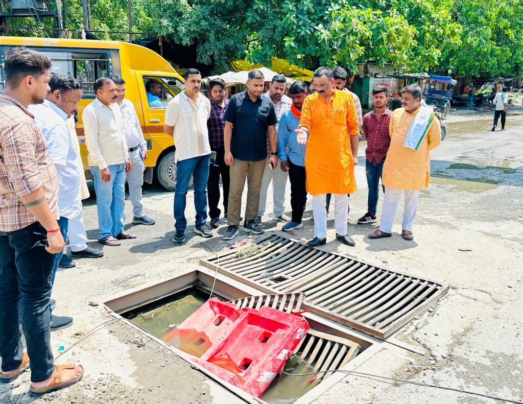 रवींद्रपुरी मार्ग का Mayor ने किया निरीक्षण, सीवर चैंबर खोलने व जल निकासी सुधारने के दिए निर्देश Mayor