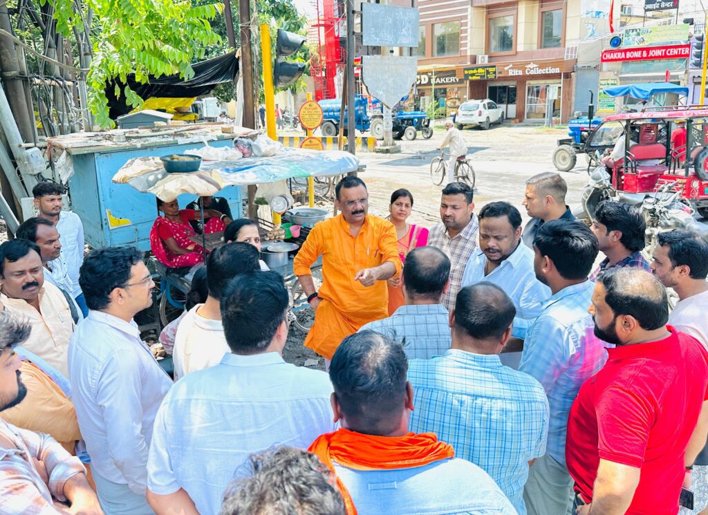 रवींद्रपुरी मार्ग का Mayor ने किया निरीक्षण, सीवर चैंबर खोलने व जल निकासी सुधारने के दिए निर्देश Mayor