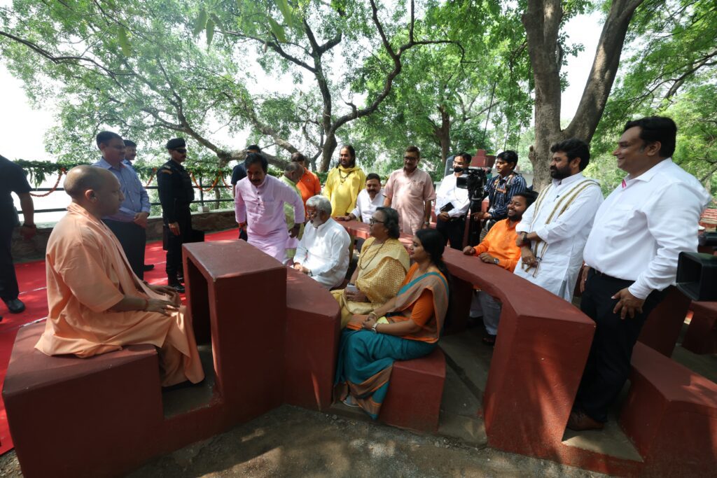 CM Yogi बने शिक्षक: वसंत महिला महाविद्यालय में पर्यावरण संरक्षण का पाठ, मंत्री बने विद्यार्थी CM Yogi