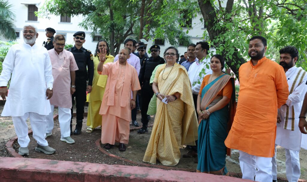 CM Yogi बने शिक्षक: वसंत महिला महाविद्यालय में पर्यावरण संरक्षण का पाठ, मंत्री बने विद्यार्थी CM Yogi