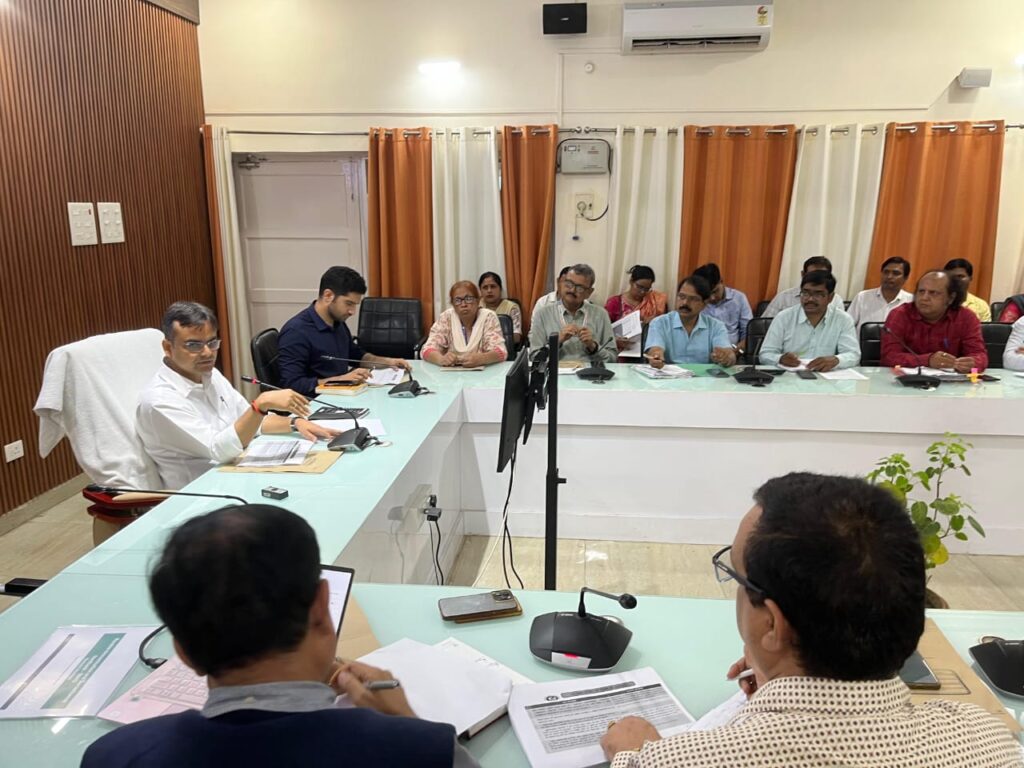 DM सत्येंद्र कुमार ने NHM योजनाओं की समीक्षा की बैठक में दिए सख्त निर्देश, स्वास्थ्य सेवाओं में सुधार के आदेश DM