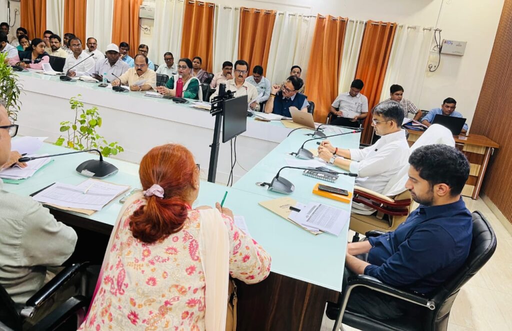 DM सत्येंद्र कुमार ने NHM योजनाओं की समीक्षा की बैठक में दिए सख्त निर्देश, स्वास्थ्य सेवाओं में सुधार के आदेश DM