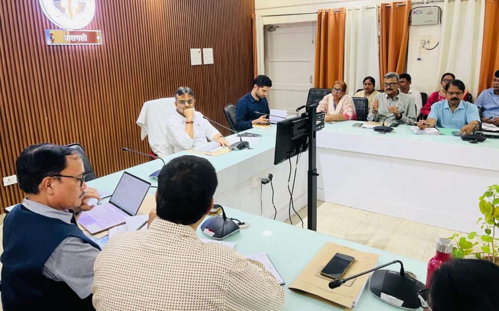 DM सत्येंद्र कुमार ने NHM योजनाओं की समीक्षा की बैठक में दिए सख्त निर्देश, स्वास्थ्य सेवाओं में सुधार के आदेश DM