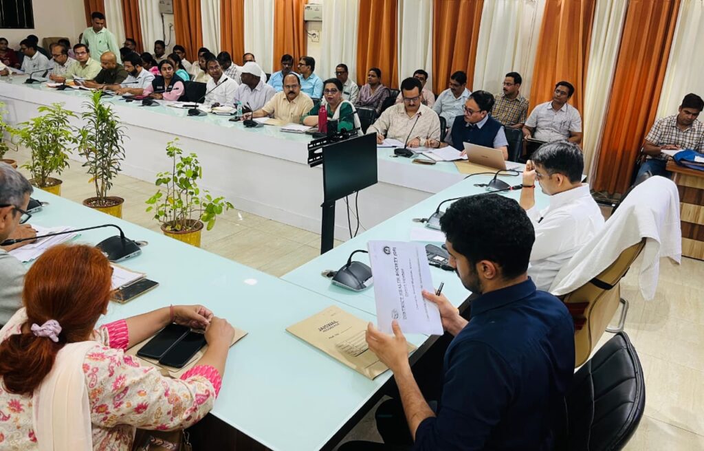 DM सत्येंद्र कुमार ने NHM योजनाओं की समीक्षा की बैठक में दिए सख्त निर्देश, स्वास्थ्य सेवाओं में सुधार के आदेश DM