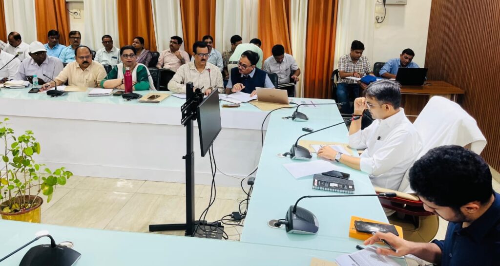 DM सत्येंद्र कुमार ने NHM योजनाओं की समीक्षा की बैठक में दिए सख्त निर्देश, स्वास्थ्य सेवाओं में सुधार के आदेश DM