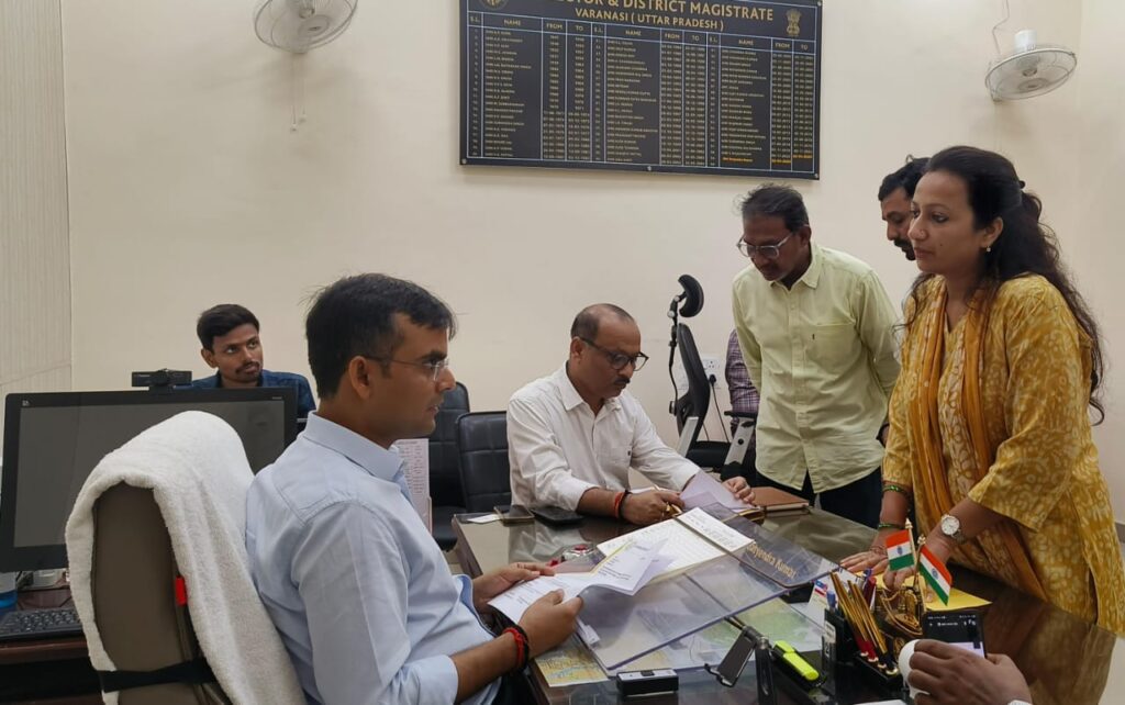 DM सत्येन्द्र कुमार का जनता दर्शन: समस्याएं सुनीं, अफसरों को दिए समयबद्ध समाधान के निर्देश DM