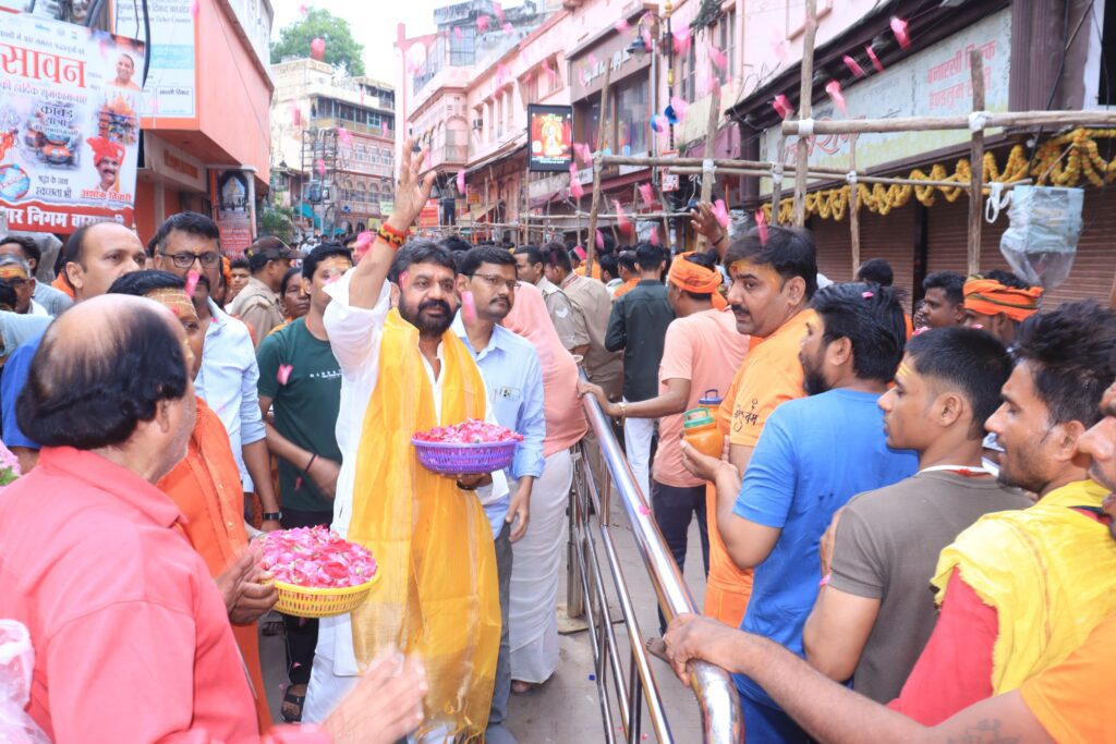 Nemi Bhakt Mandal: श्रावण में आस्था के संग सेवा का संगम, काशी में नेमी भक्त मंडल ने बांटा फलाहार Nemi Bhakt Mandal