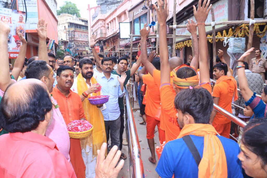 Nemi Bhakt Mandal: श्रावण में आस्था के संग सेवा का संगम, काशी में नेमी भक्त मंडल ने बांटा फलाहार Nemi Bhakt Mandal