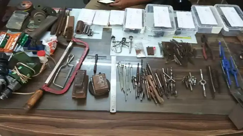 Illegal Arms Factory : कैंट रेलवे स्टेशन से कुख्यात असलहा तस्कर गिरफ्तार, अवैध फैक्ट्री से भारी मात्रा में हथियार बरामद Illegal Arms Factory