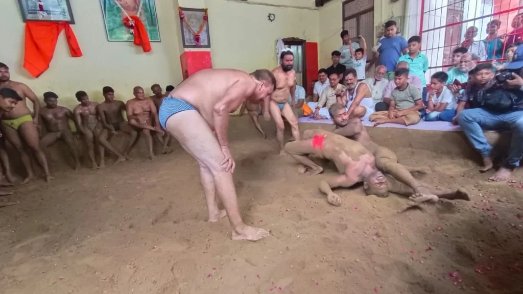 Varanasi: काशी में नागपंचमी की रौनक, अखाड़ों में दंगल, मंदिरों में पूजन और नागदेव की भक्ति Varanasi: काशी में नागपंचमी की रौनक, अखाड़ों में दंगल, मंदिरों में पूजन और नागदेव की भक्ति Varanasi: काशी में नागपंचमी की रौनक, अखाड़ों में दंगल, मंदिरों में पूजन और नागदेव की भक्ति