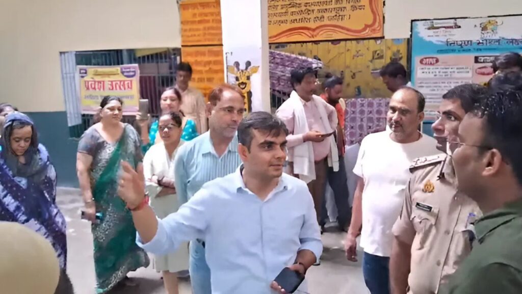 Relief Posts : काशी में गंगा के बाद अब वरुणा भी उफान पर, निचले इलाकों में जलभराव, प्रशासन ने शुरू की राहत चौकियां Relief Posts