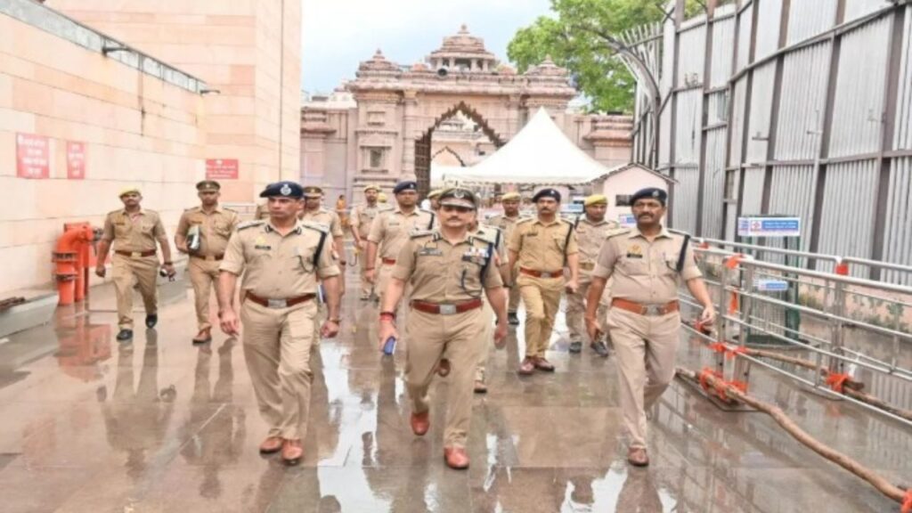 Sawan 2025: काशी विश्वनाथ धाम में पुलिसकर्मी अब भक्तों को कहेंगे 'सर' और 'मैडम', लागू होगी नो-टच पॉलिसी Sawan 2025: काशी विश्वनाथ धाम में पुलिसकर्मी अब भक्तों को कहेंगे 'सर' और 'मैडम', लागू होगी नो-टच पॉलिसी Sawan 2025: काशी विश्वनाथ धाम में पुलिसकर्मी अब भक्तों को कहेंगे 'सर' और 'मैडम', लागू होगी नो-टच पॉलिसी