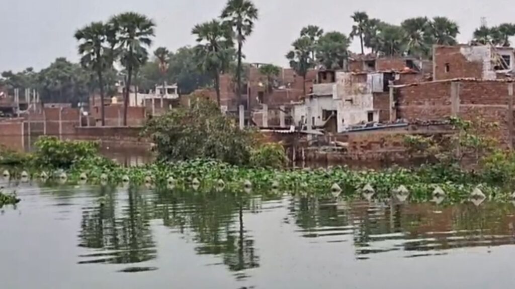 Ganga-Varuna Water Level : गंगा और वरुणा के जलस्तर से शैलपुत्री और पुरानापुल क्षेत्र में जलसंकट, 60 घर जलमग्न Water Level