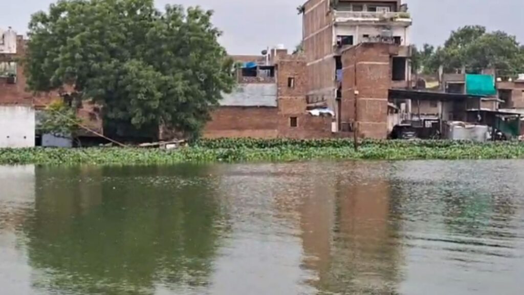 Ganga-Varuna Water Level : गंगा और वरुणा के जलस्तर से शैलपुत्री और पुरानापुल क्षेत्र में जलसंकट, 60 घर जलमग्न Water Level