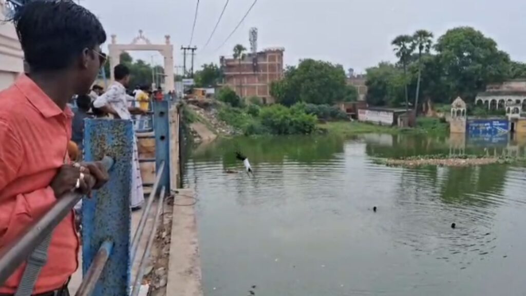 Ganga-Varuna Water Level : गंगा और वरुणा के जलस्तर से शैलपुत्री और पुरानापुल क्षेत्र में जलसंकट, 60 घर जलमग्न Water Level