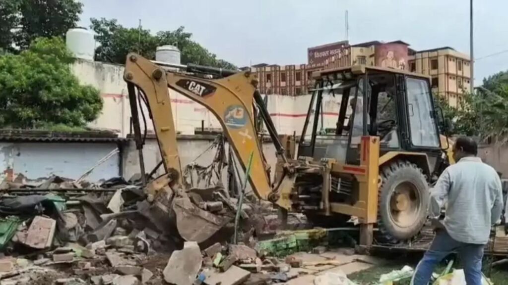 PWD : सर्किट हाउस के पास लाट शाही मजार के आसपास अवैध कब्जों पर चला बुलडोजर, मचा हड़कंप PWD