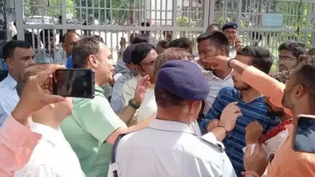 BHU में छात्रा की मौत पर फूटा गुस्सा: IMS निदेशक की 'बुद्धि-शुद्धि' के लिए छात्रों ने किया सुंदरकांड पाठ BHU