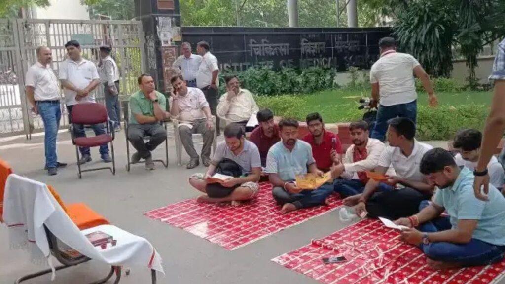BHU में छात्रा की मौत पर फूटा गुस्सा: IMS निदेशक की 'बुद्धि-शुद्धि' के लिए छात्रों ने किया सुंदरकांड पाठ BHU