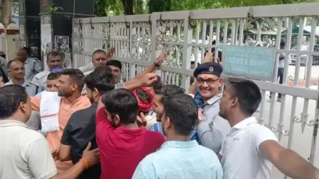 BHU में छात्रा की मौत पर फूटा गुस्सा: IMS निदेशक की 'बुद्धि-शुद्धि' के लिए छात्रों ने किया सुंदरकांड पाठ BHU