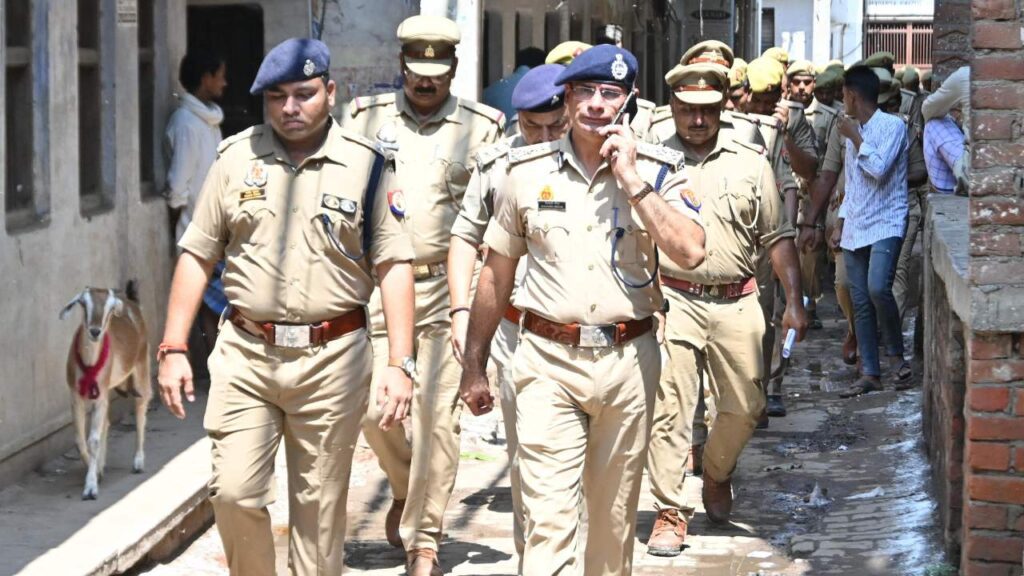 Varanasi: मोहर्रम जुलूस को लेकर वाराणसी पुलिस अलर्ट, संवेदनशील क्षेत्रों में फ्लैग मार्च और ड्रोन से निगरानी Varanasi: मोहर्रम जुलूस को लेकर वाराणसी पुलिस अलर्ट, संवेदनशील क्षेत्रों में फ्लैग मार्च और ड्रोन से निगरानी Varanasi: मोहर्रम जुलूस को लेकर वाराणसी पुलिस अलर्ट, संवेदनशील क्षेत्रों में फ्लैग मार्च और ड्रोन से निगरानी