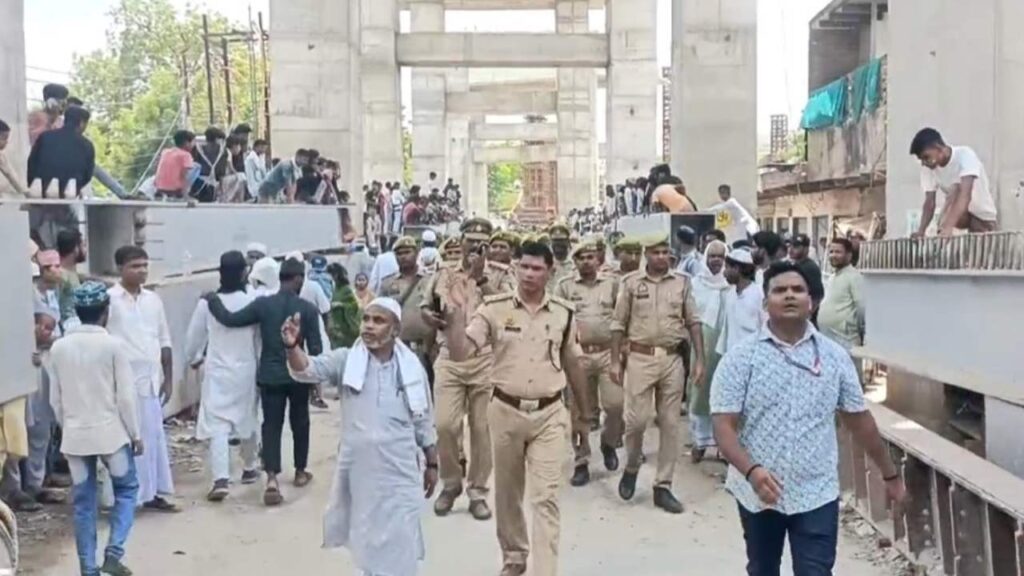 Varanasi: मोहर्रम जुलूस को लेकर वाराणसी पुलिस अलर्ट, संवेदनशील क्षेत्रों में फ्लैग मार्च और ड्रोन से निगरानी Varanasi: मोहर्रम जुलूस को लेकर वाराणसी पुलिस अलर्ट, संवेदनशील क्षेत्रों में फ्लैग मार्च और ड्रोन से निगरानी Varanasi: मोहर्रम जुलूस को लेकर वाराणसी पुलिस अलर्ट, संवेदनशील क्षेत्रों में फ्लैग मार्च और ड्रोन से निगरानी