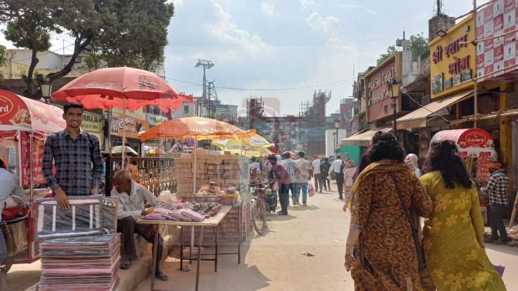 Varanasi Ropeway Project: पर्यटन की उम्मीद बनी रोज़ी-रोटी का संकट, गोदौलिया-लक्सा मार्ग के दुकानदार बेहाल Ropeway Project