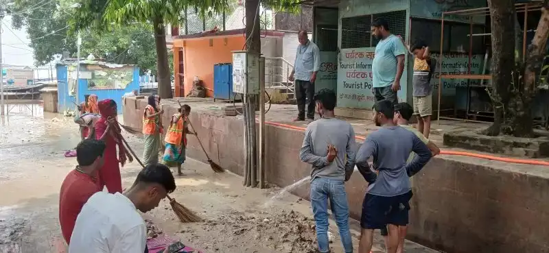 Ganga का जलस्तर घटा , लेकिन घाटों पर छूटी सिल्ट और कीचड़ ने बढ़ाई प्रशासन की मुश्किलें Ganga