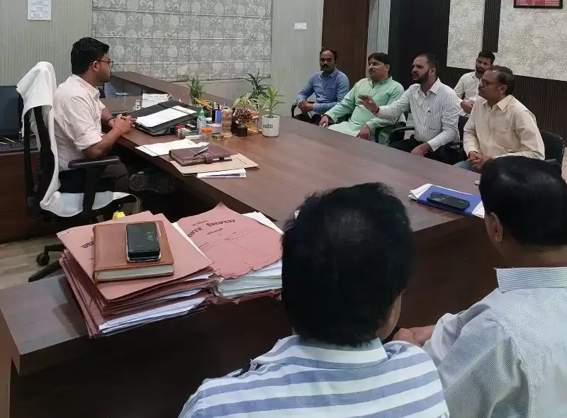 Municipal Commissioner: पुलिस उत्पीड़न से परेशान फेरी-पटरी ठेला व्यवसायियों ने नगर आयुक्त से की मुलाकात Municipal Commissioner