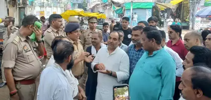 Dalmandi में बिना नोटिस हटाए गई दुकानें! कांग्रेस का हंगामा, पुलिस ने रास्ते में रोका Dalmandi