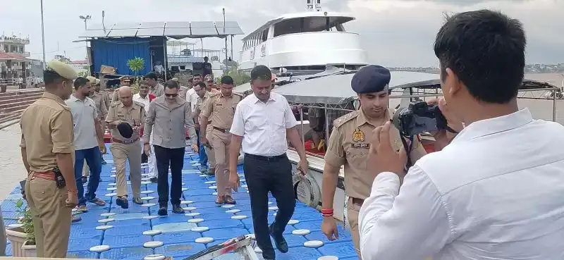 Kashi Flood : गंगा का जलस्तर चेतावनी बिंदु के करीब, कमिश्नर और पुलिस प्रमुख ने बोट से किया निरीक्षण Flood