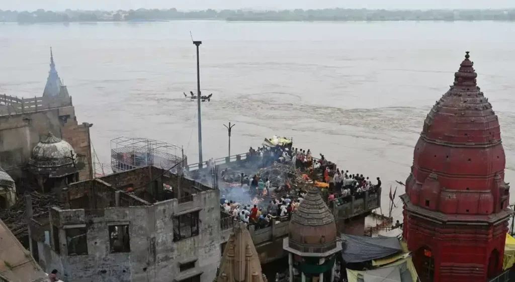 Ganga Flood: गंगा खतरे के निशान के करीब, काशी में बाढ़ का संकट गहराया — मणिकर्णिका घाट तक पहुंचा पानी, शवदाह में बाधा Ganga