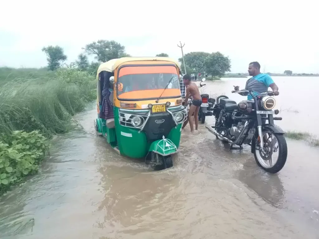 Water level : राजातालाब के शाहंशाहपुर गांव में बढ़ते बाढ़ के पानी से फसलें डूबीं, संपर्क मार्ग कटने की आशंका Water level
