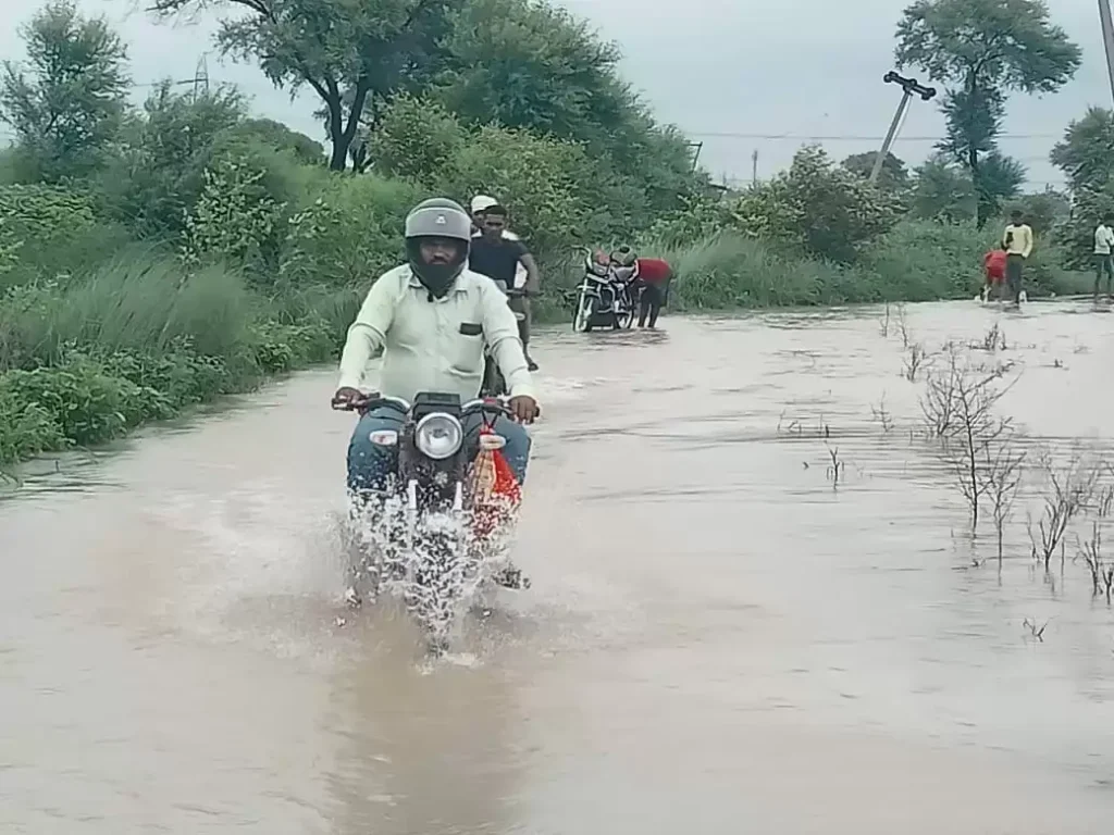 Water level : राजातालाब के शाहंशाहपुर गांव में बढ़ते बाढ़ के पानी से फसलें डूबीं, संपर्क मार्ग कटने की आशंका Water level : राजातालाब के शाहंशाहपुर गांव में बढ़ते बाढ़ के पानी से फसलें डूबीं, संपर्क मार्ग कटने की आशंका Water level : राजातालाब के शाहंशाहपुर गांव में बढ़ते बाढ़ के पानी से फसलें डूबीं, संपर्क मार्ग कटने की आशंका