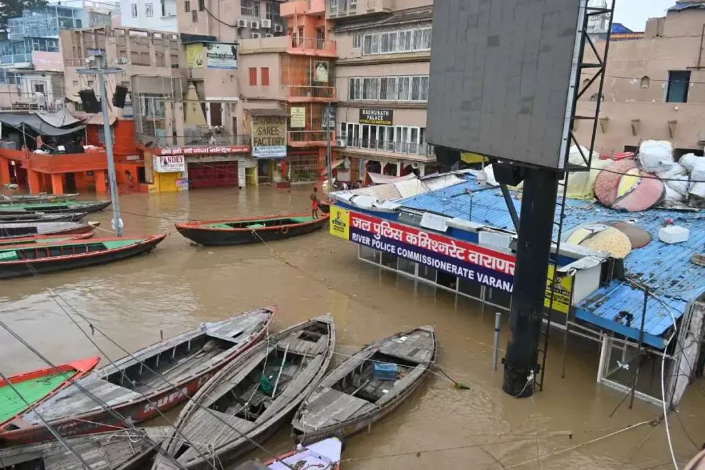 Ganga Flood: गंगा खतरे के निशान के करीब, काशी में बाढ़ का संकट गहराया — मणिकर्णिका घाट तक पहुंचा पानी, शवदाह में बाधा Ganga