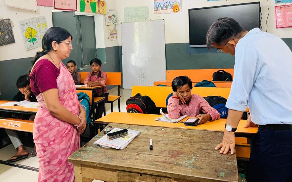 Varanasi : डीएम ने किया कंपोजिट विद्यालय का औचक निरीक्षण, बच्चों से की बातचीत Varanasi : डीएम ने किया कंपोजिट विद्यालय का औचक निरीक्षण, बच्चों से की बातचीत Varanasi : डीएम ने किया कंपोजिट विद्यालय का औचक निरीक्षण, बच्चों से की बातचीत
