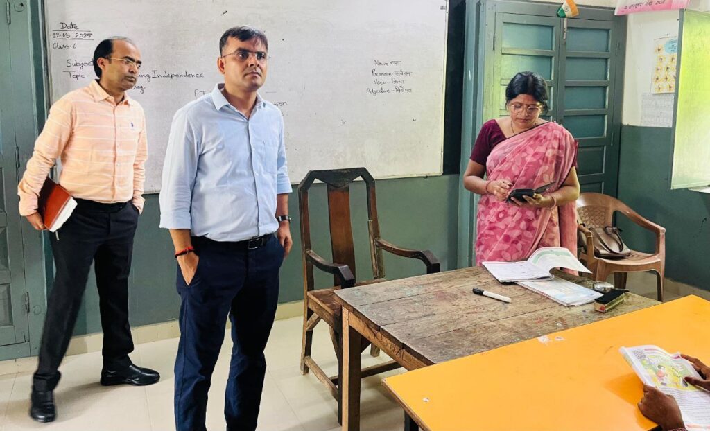 Varanasi : डीएम ने किया कंपोजिट विद्यालय का औचक निरीक्षण, बच्चों से की बातचीत Varanasi : डीएम ने किया कंपोजिट विद्यालय का औचक निरीक्षण, बच्चों से की बातचीत Varanasi : डीएम ने किया कंपोजिट विद्यालय का औचक निरीक्षण, बच्चों से की बातचीत