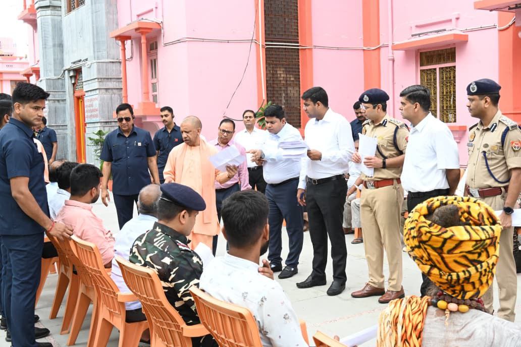 जनता दर्शन : CM Yogi ने सुनी 200 लोगों की समस्याएं, जन समस्याओं के त्वरित निस्तारण के सख्त निर्देश