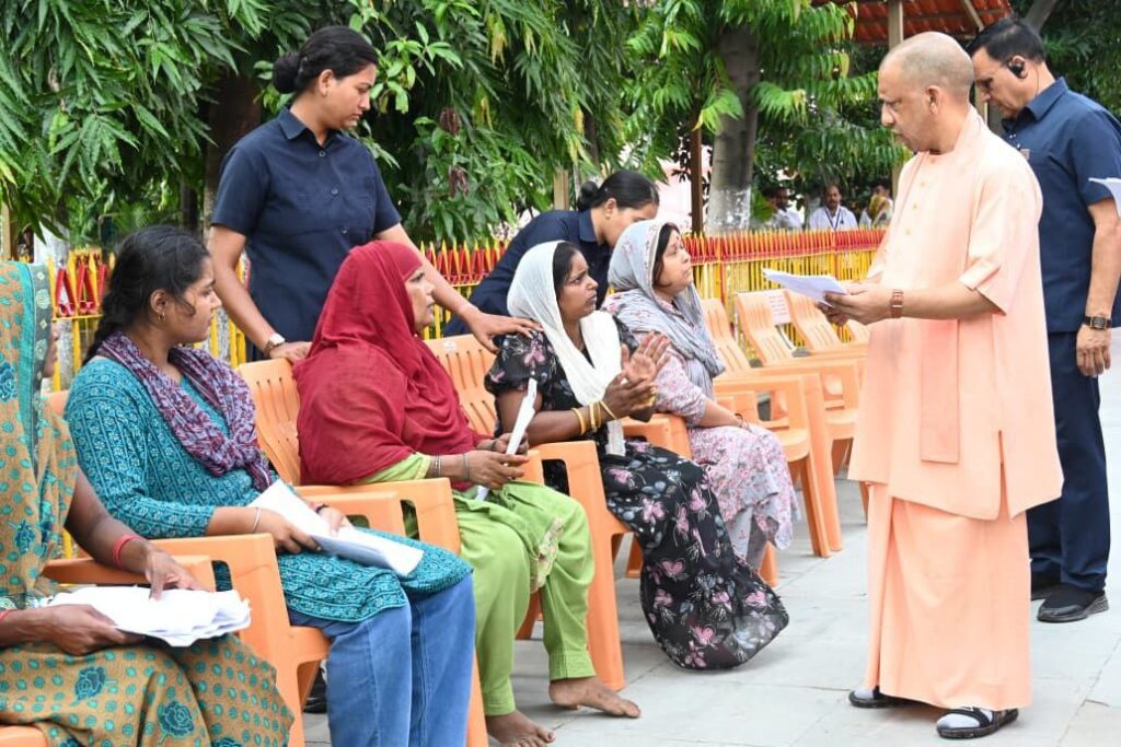 जनता दर्शन : CM Yogi ने सुनी 200 लोगों की समस्याएं, जन समस्याओं के त्वरित निस्तारण के सख्त निर्देश जनता दर्शन : CM Yogi ने सुनी 200 लोगों की समस्याएं, जन समस्याओं के त्वरित निस्तारण के सख्त निर्देश जनता दर्शन : CM Yogi ने सुनी 200 लोगों की समस्याएं, जन समस्याओं के त्वरित निस्तारण के सख्त निर्देश
