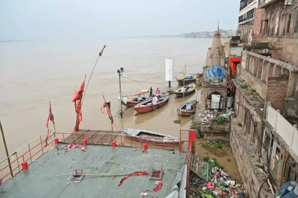 Ganga Flood : वाराणसी में गंगा उफान पर! खतरे के निशान से सिर्फ 6 सेमी दूर, बाढ़ की आशंका तेज Ganga