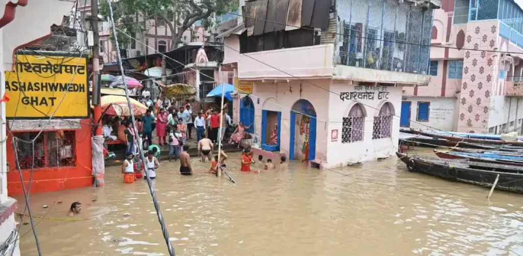 Ganga Flood : वाराणसी में गंगा उफान पर! खतरे के निशान से सिर्फ 6 सेमी दूर, बाढ़ की आशंका तेज Ganga
