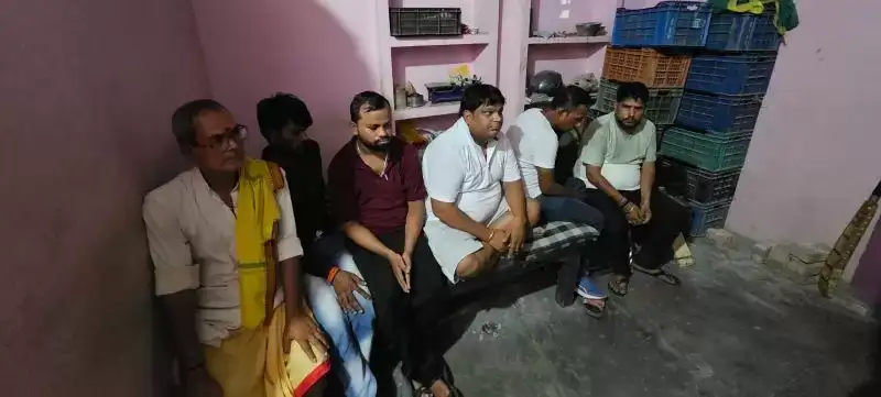 Varanasi Police: लल्लापुरा में लॉटरी जुआ खेलते छह गिरफ्तार, नकदी व मोबाइल बरामद Police