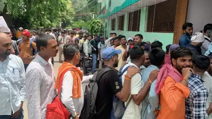 पुलिस भर्ती में Degree अनिवार्य, काशी विद्यापीठ में डिग्री लेने उमड़ी भीड़ Degree