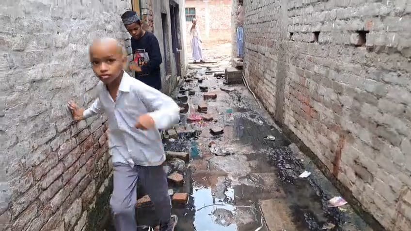 Sewer Overflow : अमरपुर की सड़कों पर बह रहा सीवर, घरों में घुसा गंदा पानी – संक्रमण और रोजी-रोटी पर संकट Sewer