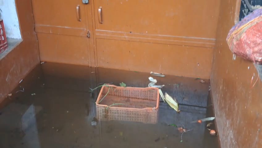 Sewer Overflow : अमरपुर की सड़कों पर बह रहा सीवर, घरों में घुसा गंदा पानी – संक्रमण और रोजी-रोटी पर संकट Sewer