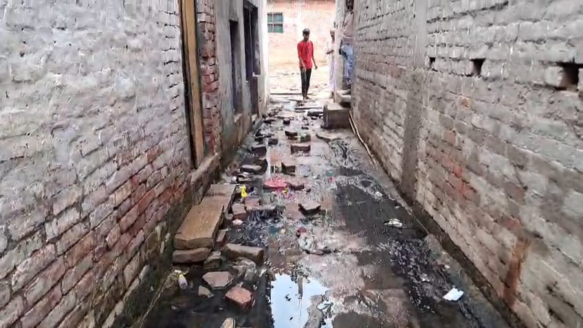 Sewer Overflow : अमरपुर की सड़कों पर बह रहा सीवर, घरों में घुसा गंदा पानी – संक्रमण और रोजी-रोटी पर संकट Sewer